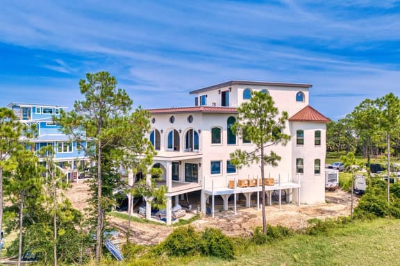 Castle Bay Manor - Image 1